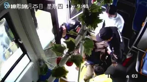 他的舌头伸进他的花从公交车上坠落身亡 他的舌头伸进他的花从公交车上坠落身亡
