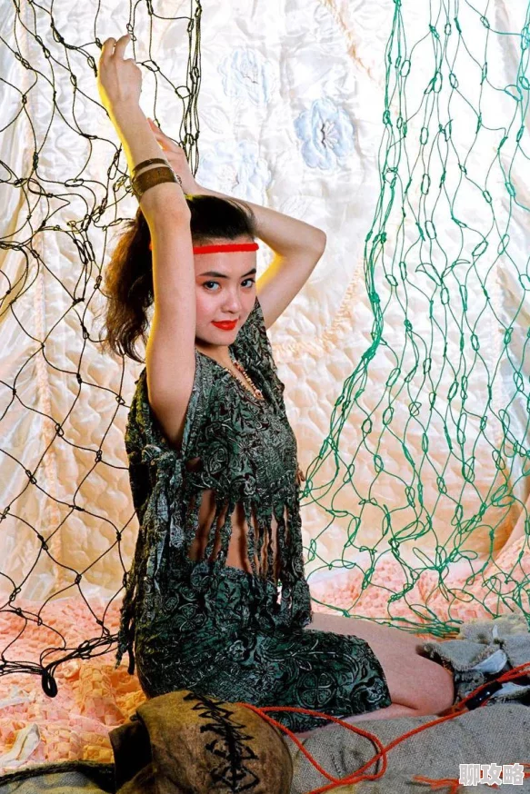 美女裸胸照展示人体艺术之美，引发关于审美与隐私的讨论