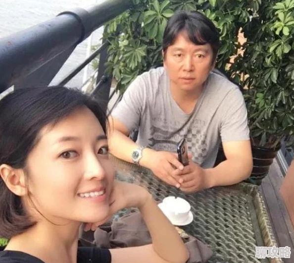 闺蜜吃我胸我吃她下面这是一部描绘女性友谊的电影标题带有幽默和亲密的意味