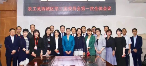 黄色一及片是指在中国传统文化中，黄色象征着皇权和尊贵，这种颜色的使用通常受到严格限制，一般只有皇帝及其家族成员才能使用