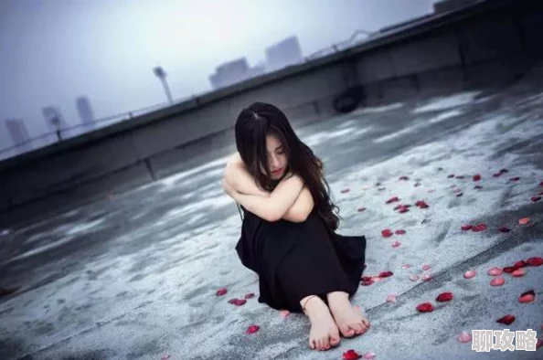 邻居家的漂亮媳妇指的是住在附近的年轻美貌的已婚女性，常用来形容那些让人羡慕或暗恋的对象