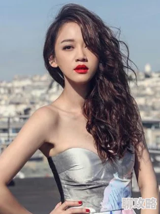 美女的胸无遮挡物无胸罩最近在社交媒体上引发热议，成为网络红人