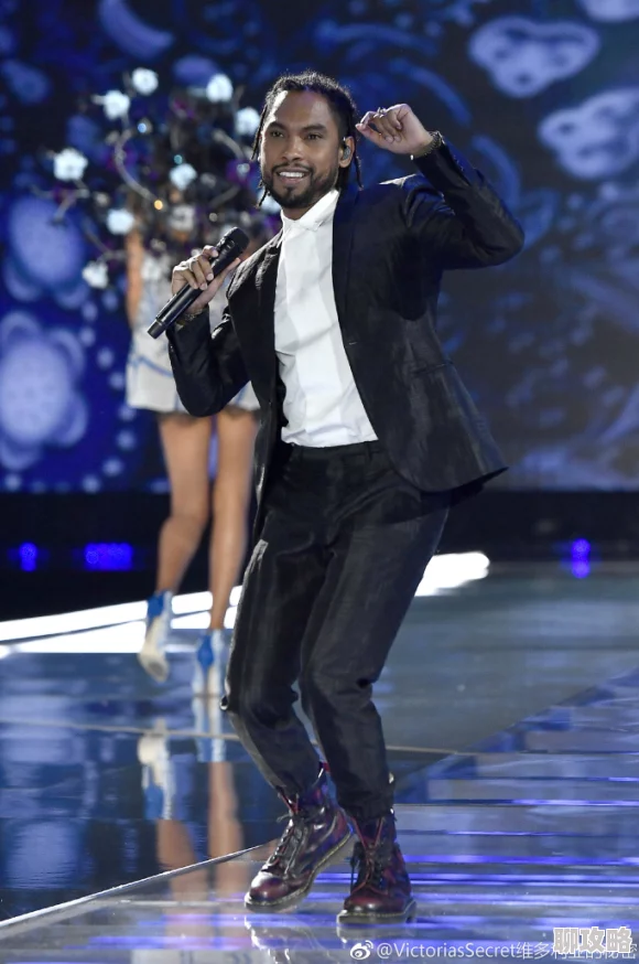 欧美黑人双插近日，某知名音乐节上，两位黑人歌手合作表演引爆全场