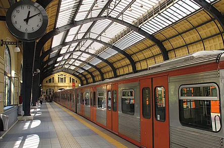 雅典拉开火车视频高清希腊首都的现代化交通展示 雅典拉开火车视频高清希腊首都的现代化交通展示