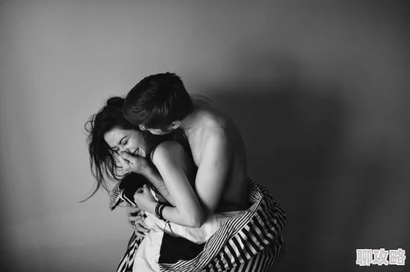 gogo人体双人男女做爰近日，某知名摄影师发布了一组极具艺术感的双人情侣写真集，引发网友热议