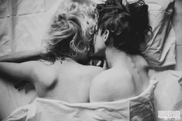 gogo人体双人男女做爰近日，某知名摄影师发布了一组极具艺术感的双人情侣写真集，引发网友热议