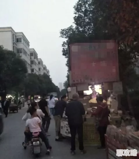 九九九玉女寻凶近日在某古镇取景拍摄,剧组成员与当地居民互动频繁,增添不少趣味 九九九玉女寻凶近日在某古镇取景拍摄,剧组成员与当地居民互动频繁,增添不少趣味