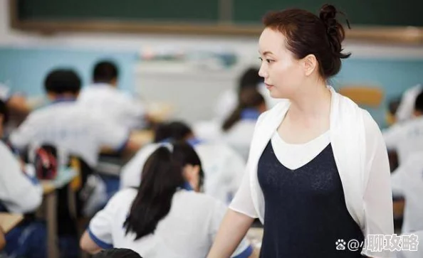 美艳教师高洁的欲乱生活最近因学生家长投诉而引发校方关注 美艳教师高洁的欲乱生活最近因学生家长投诉而引发校方关注