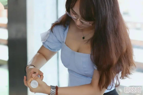 美女吃j8让我们一起享受生活中的美好时刻，珍惜每一次与朋友分享美食的机会