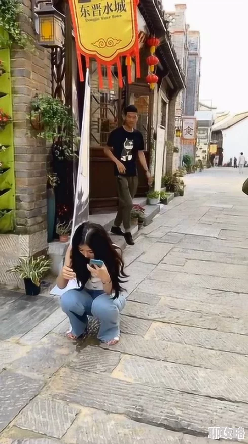 黑色丝袜美女憋不住尿裤子了近日在街头引发围观众人纷纷拍照记录这一尴尬瞬间