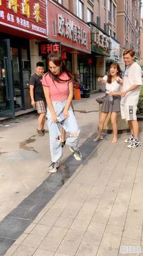 黑色丝袜美女憋不住尿裤子了近日在街头引发围观众人纷纷拍照记录这一尴尬瞬间