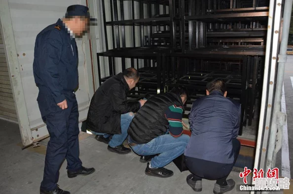 军警同志近日某地警方成功破获一起特大毒品案件，抓获嫌疑人十余名，缴获毒品数公斤