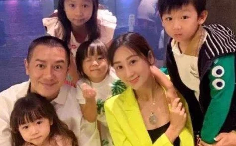 被两根粗大前后共享娇妻近日一对夫妻在社交平台分享了他们的独特生活方式引发热议
