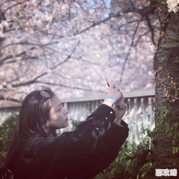 玩朋友漂亮娇妻短篇她最近开始学习摄影，拍摄了许多美丽的风景照。