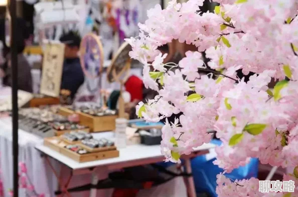 桃花村的女人村里新开了一家手工艺品店，吸引了不少游客前来体验和购买。