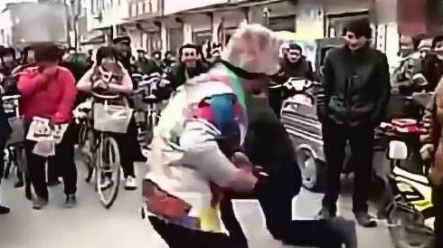 娇妻坐在老乞丐身上呻吟路人纷纷侧目围观老乞丐竟是隐藏富豪