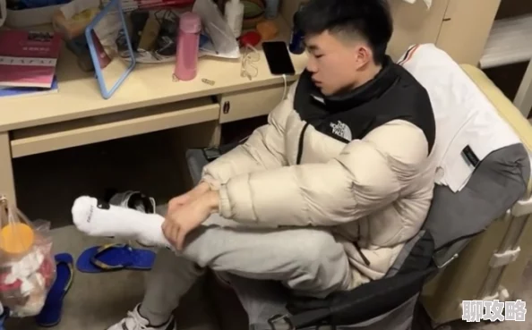 体育生白-袜-自-慰-出-精比赛结束后宿舍熄灯后偷偷用白袜释放精力
