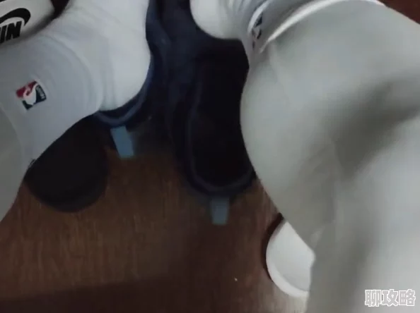 体育生白-袜-自-慰-出-精比赛结束后宿舍熄灯后偷偷用白袜释放精力