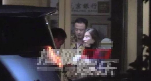 轻点不要知情人士透露小鲜肉A与网红B深夜KTV举止亲密疑似恋情曝光 轻点不要知情人士透露小鲜肉A与网红B深夜KTV举止亲密疑似恋情曝光