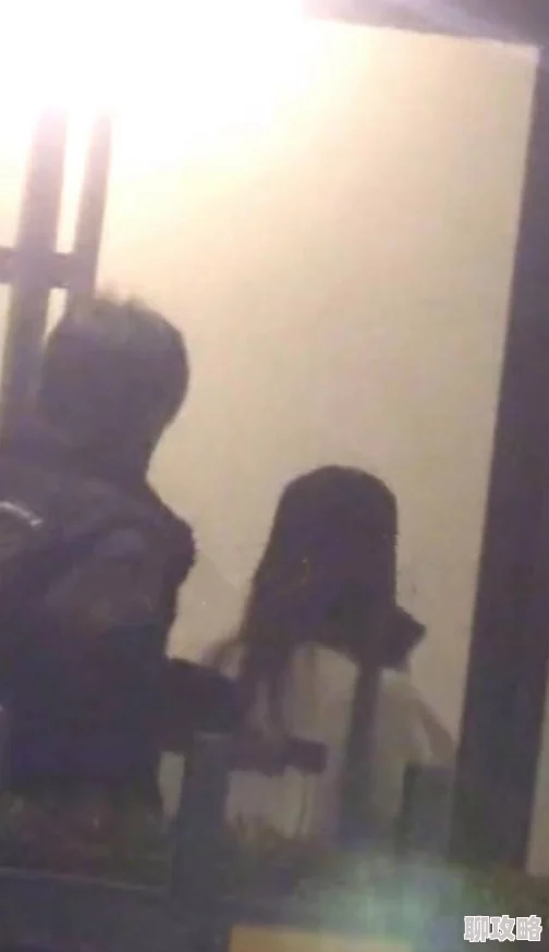 蜜色网色哟哟疑似与神秘男子深夜密会举止亲昵关系暧昧