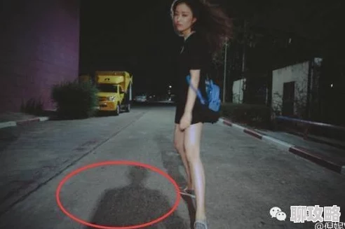 边走边做h路人爆料竟是知名coser和摄影师的户外拍摄