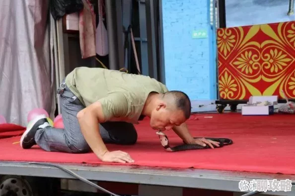 调教15小男生gay脱裤子据说拍摄地点在废弃工厂还请了专门的化妆师参与
