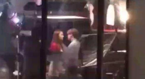 边憋尿play边做听说还是当红小鲜肉和一线女星深夜酒店激情不断
