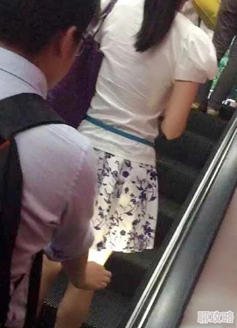 都市美妇地铁偶遇偷拍裙底春光乍泄
