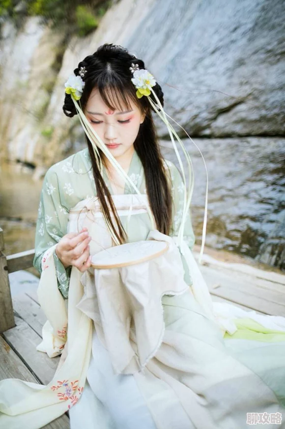 汉服女装齐胸襦裙被扒透明现场视频疯传疑似网红炒作博眼球 汉服女装齐胸襦裙被扒透明现场视频疯传疑似网红炒作博眼球