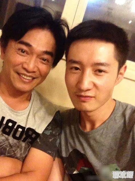男男乱圈内盛传某一线小生与当红男模深夜密会举止亲昵