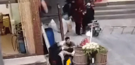 男人吃女人的胸令人震惊的视频在网上疯传引发网友强烈谴责