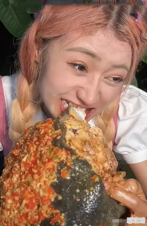男人吃女人奶奶据传当事人系知名吃播博主为博眼球挑战重口味食材引发网友热议