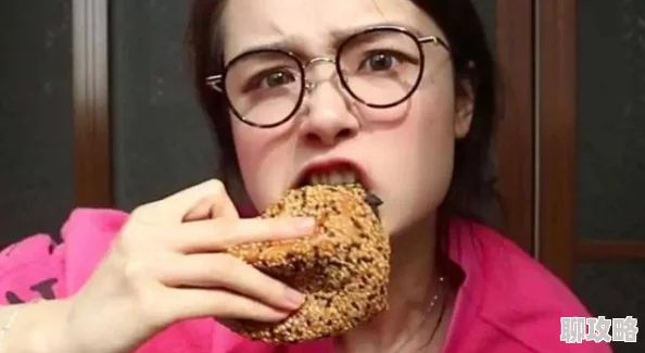 男人吃女人奶奶据传当事人系知名吃播博主为博眼球挑战重口味食材引发网友热议