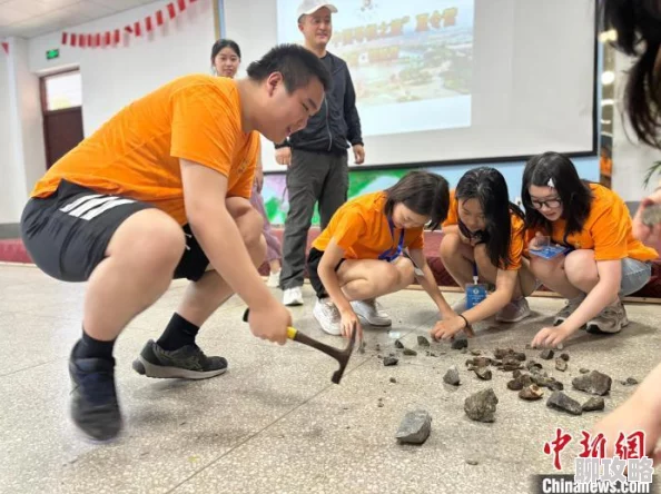 铜铜铜铜铜铜铜轻点轻点好疼原标题为《男子地铁猥亵女生被抓现行》监控曝光