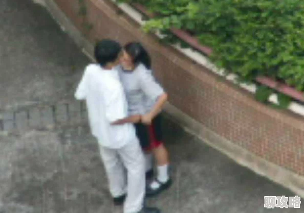 男生女生做污事曝光高中校园情侣不雅视频引发网络热议 男生女生做污事曝光高中校园情侣不雅视频引发网络热议