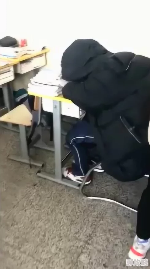 男同桌让我裸睡还把我衣服藏起来并威胁我不得声张 男同桌让我裸睡还把我衣服藏起来并威胁我不得声张