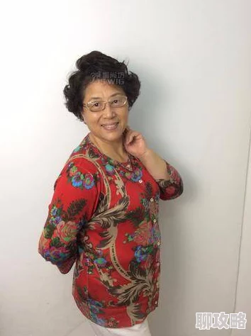 老女人老太丰满毛耸耸讲述退休生活社区养宠物心得分享以及广场舞教学