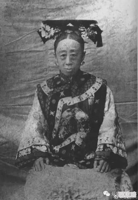 中国老头和老妇there在公园下棋，一位路过的年轻人驻足观看