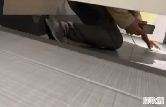 小美女沟厕嘘嘘voye这种偷窥行为不可取尊重他人隐私保护个人安全从你我做起