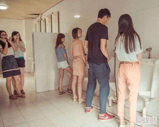 小美女沟厕嘘嘘voye这种偷窥行为不可取尊重他人隐私保护个人安全从你我做起