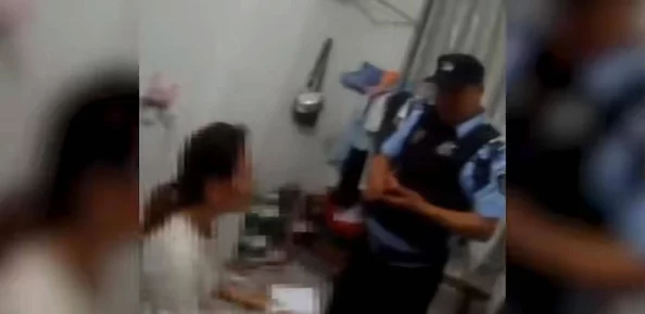 打臀缝打肿扒开夹姜曝光网络暴力虐待视频吁警方彻查严惩施暴者 打臀缝打肿扒开夹姜曝光网络暴力虐待视频吁警方彻查严惩施暴者