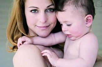 河合千里母乳据传曾在节目后台哺乳意外走光引来热议
