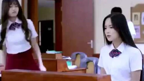 办公室娇喘的短裙校花网友：剧情太离谱，演技尴尬，浪费时间