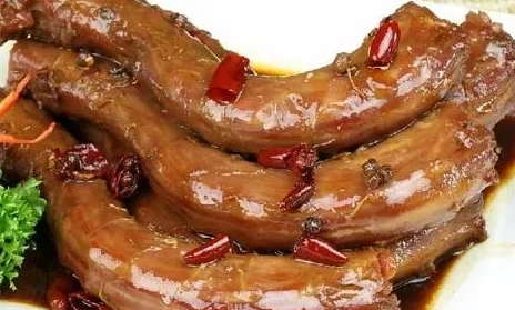 一个人吃上面二个人吃听说隔壁老王家媳妇最近总买两份鸭脖