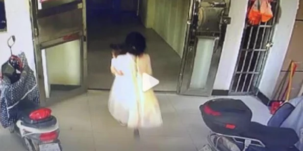 女被c黄扒衣服办公室监控曝光画面不堪入目