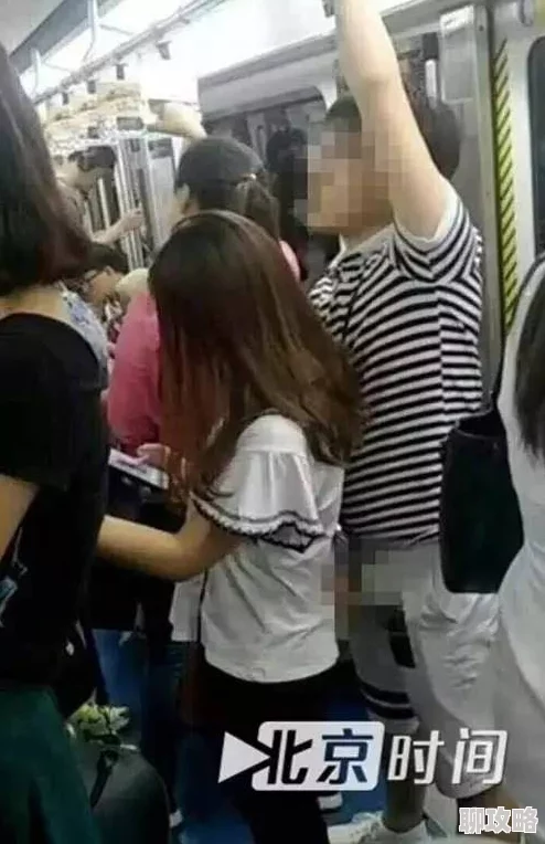公交车上手伸进两腿中间开始摩擦乘客曝光变态男子猥亵女性令人发指