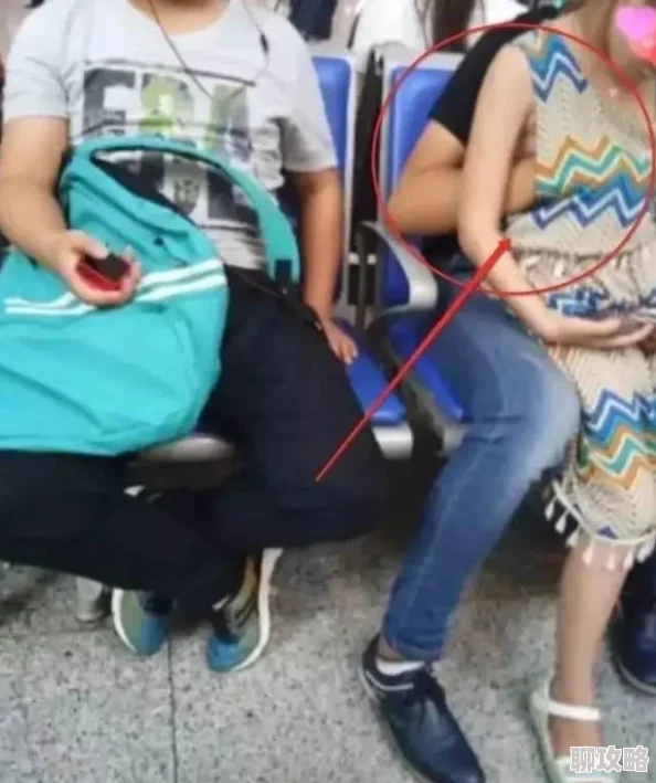 公交车上手伸进两腿中间开始摩擦乘客曝光变态男子猥亵女性令人发指