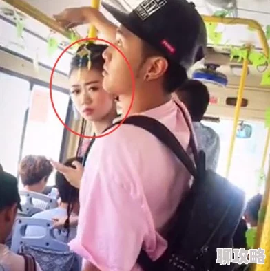 公交车上手伸进两腿中间开始摩擦乘客曝光变态男子猥亵女性令人发指