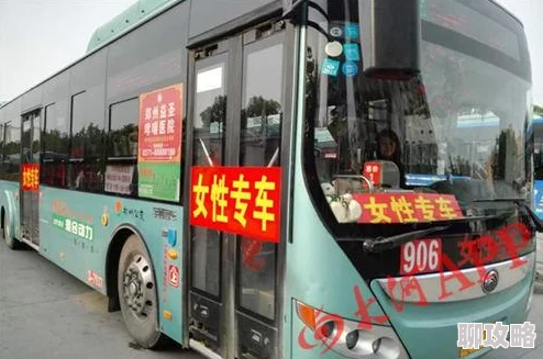 公交车上被弄进走不动路走网友曝光：高峰期拥挤不堪上下车困难