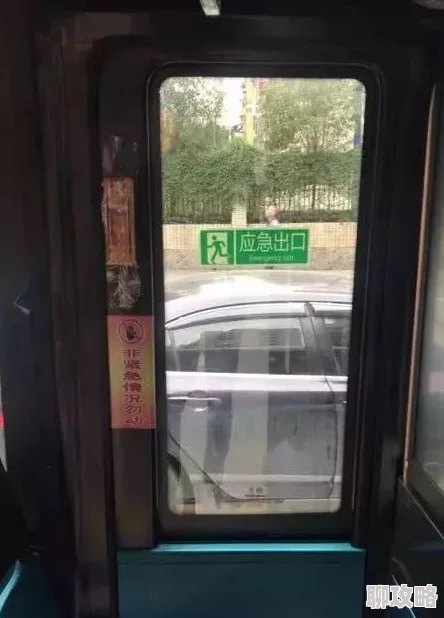 公交车上被弄进走不动路走网友曝光：高峰期拥挤不堪上下车困难